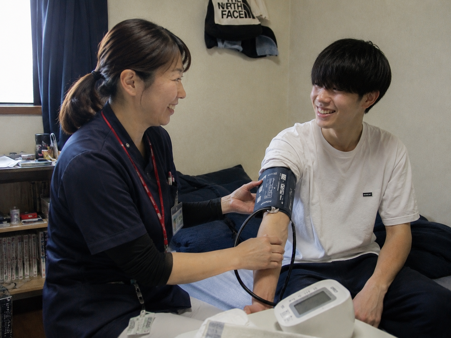 ご利用者の血圧を測る看護師