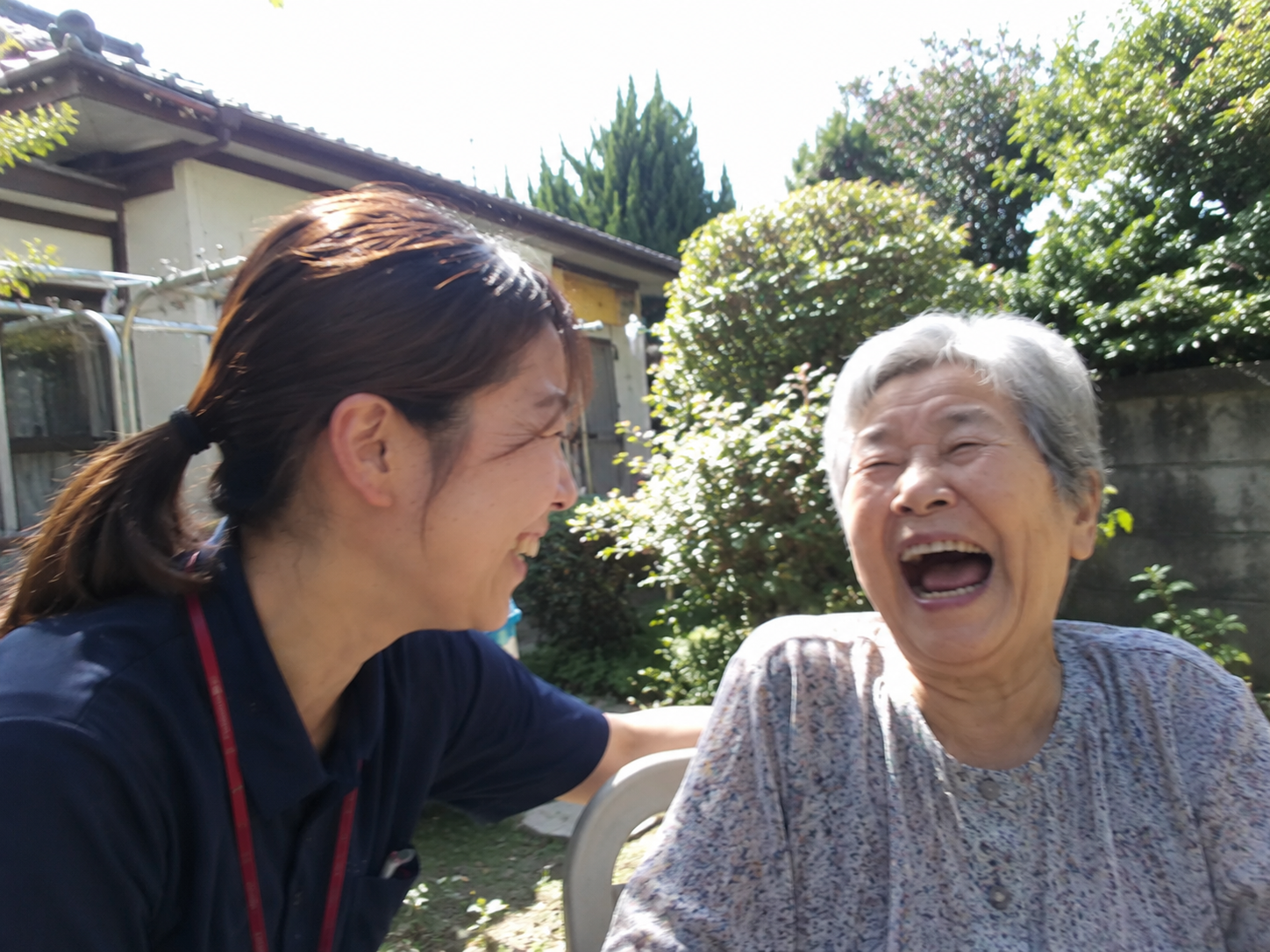 訪問看護師がご利用者さまと笑顔を交わす様子