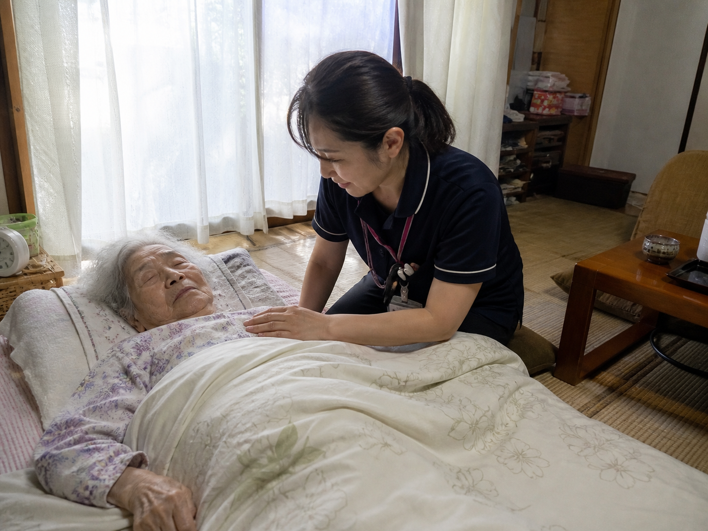 ご自宅の寝床でご利用者に寄り添う看護師